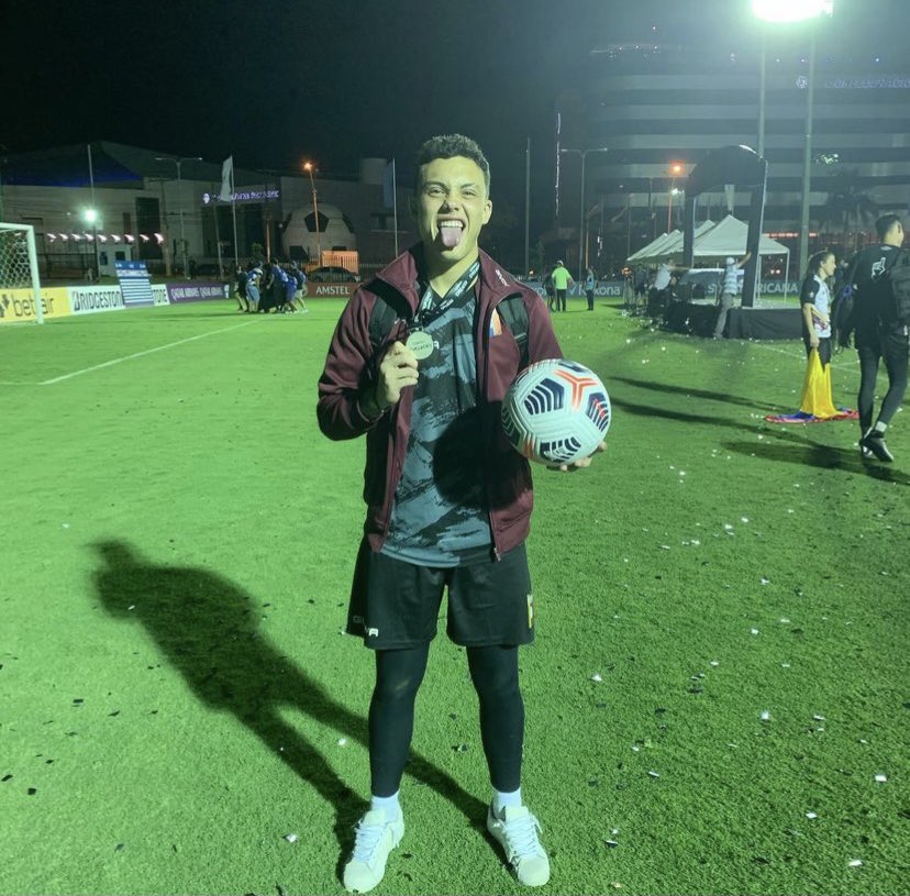 FCGranValencia's tweet photo. GRANDE DIEGO 🧤🏆

Gran actuación de nuestro guardameta Diego Gil 👏🏻, quien se quedó con el sub-campeonato en la zona federado del torneo evolución de arqueros  @evolucionesconmebol 🤩💙

¡Que sigan los éxitos Diego! ⚔️🧤

#SomosGranValencia https://t.co/5ZDjW37sAN