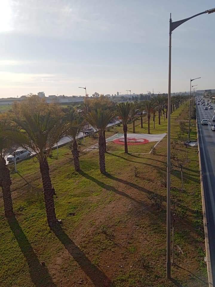 ennaharonline's tweet photo. 📌📌#بالصور...مؤسسة تنمية المساحات الخضراء #EDEVAL تزين محور الطريق السريع مطار الجزائر الدولي بإتجاه الجزائر الوسطى بالعلم الوطني https://t.co/buJo6Bgnbt