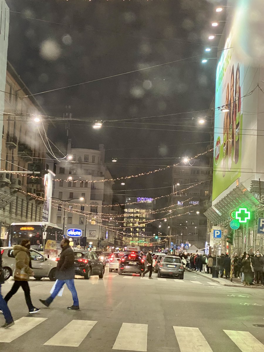 SPenuti's tweet photo. @ComuneMI #milanworstxmasdecorationsever C’mon, comune di Milano, you are the fashion capital of Italy, you could put more thought into your Xmas Deco!!! Awful and disappointing 👎👎👎 https://t.co/Je4hczClcl