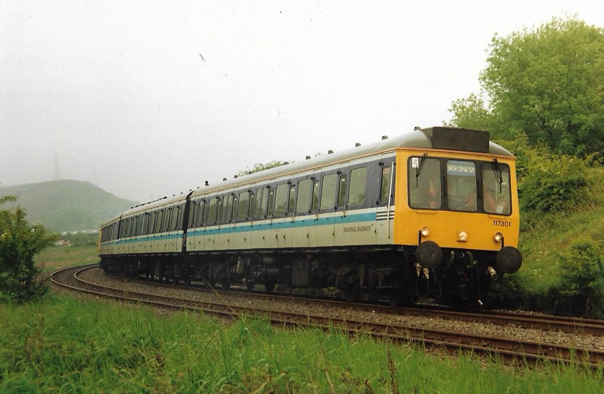 SalopianLyne's tweet photo. Musham Bank, Scarborough 30th May 1992
Ignore the destination blind! British Rail Tyseley Depot's Pressed Steel Class 117 DMU set 117 301 51353+59505+51395 power round the curve. Looking good in Regional Railways colours.
#BritishRail #Class117 #DMU #Scarborough #trainspotting π€ https://t.co/0CzTc5UBai