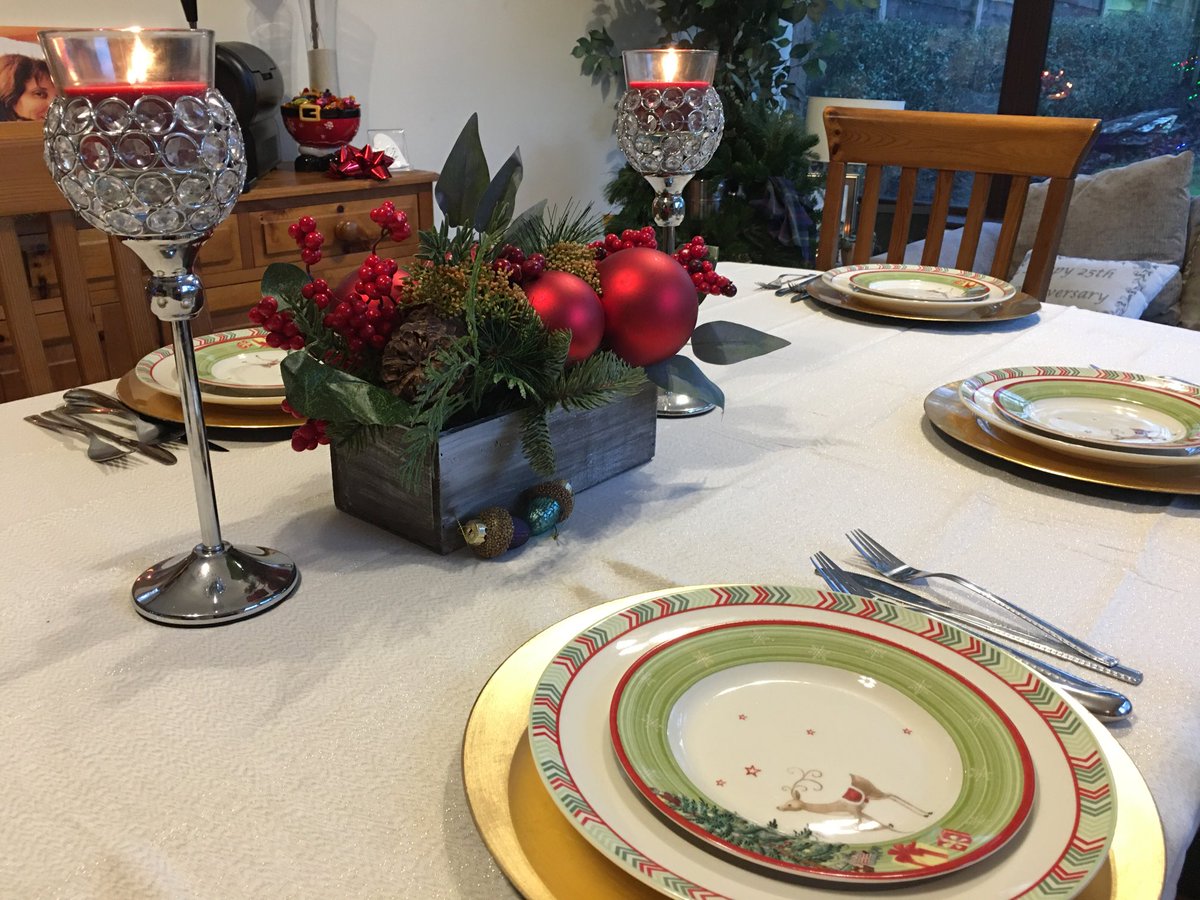 DebLaughton's tweet photo. The stage is being set for a lovely Christmas Dinner with special friends! 🥂🍾🎄
⁦@LyndseySloly⁩ https://t.co/5yDeVmBL2K
