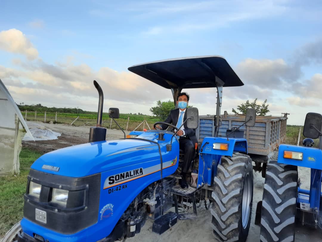 Encantado de ver el tractor #Indio @Sonalika_India y los implementos agrícolas en #SantaClara, Cuba. Creciendo la amistad entre #India y #Cuba 🇮🇳🇨🇺 @MEAIndia @MINAGCuba