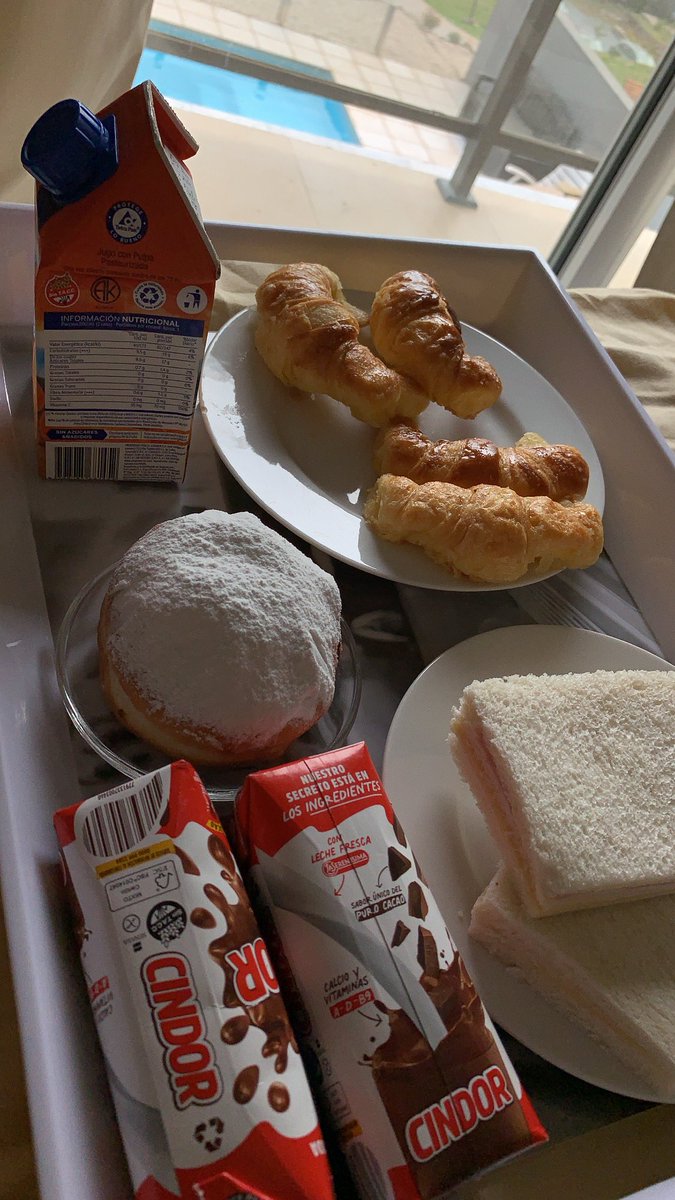 se levanto a comprar para hacerme el desayuno y me despertó así entendEs