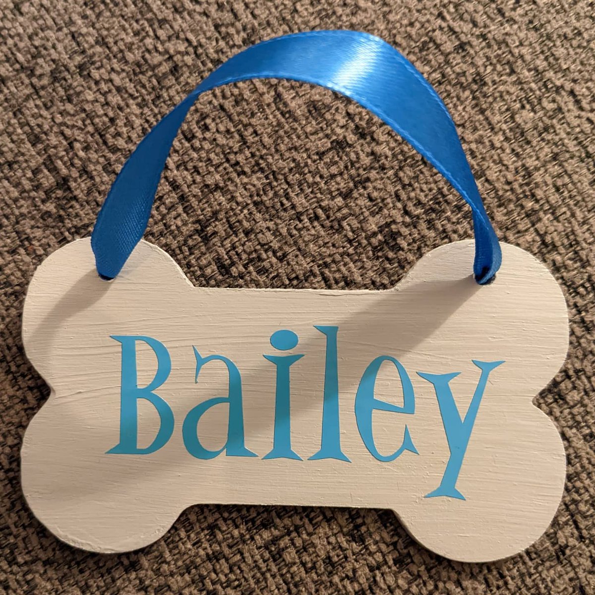 OneStott's tweet photo. Made some bone tree ornaments for my sister's puppies 😍 I have about 5 left, they're hand painted so can be done in any colour. £5 each! #Christmas #puppies https://t.co/BZ3CEJgggC