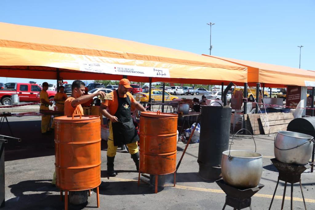 delpynews's tweet photo. ▶️ HERMOSO DÍA | 🤩
📌 La #Bombechef se realiza hoy en la Costanera de Asunción, que incluye diversos platos para la familia.
👉 Además está disponible la vacunación de perritos y gatitos. 🐶🐈
Vía: @bomberos132tv @AsuncionMuni https://t.co/m5ZAVy3ADM