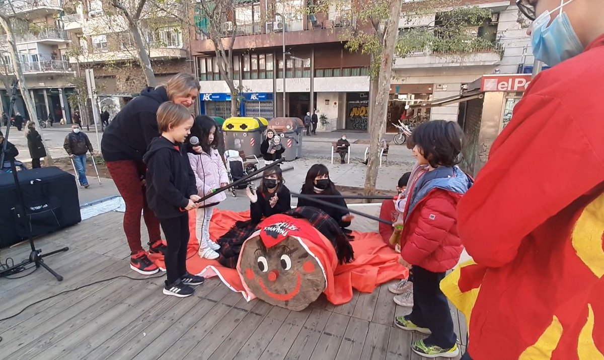 DiablesTrapes's tweet photo. #Tió & #Trapelles a #StAntoni
Gràcies barri per participar sempre amb alegria i paciència i sobretot gràcies #GelateriaBonastre i #DjBeatsOnWheels
per la vostra solidària col·laboració!
@Cultupopularbcn @Bcn_Eixample @AVVSantAntoni #BonesFestes https://t.co/2phOGnd4VB