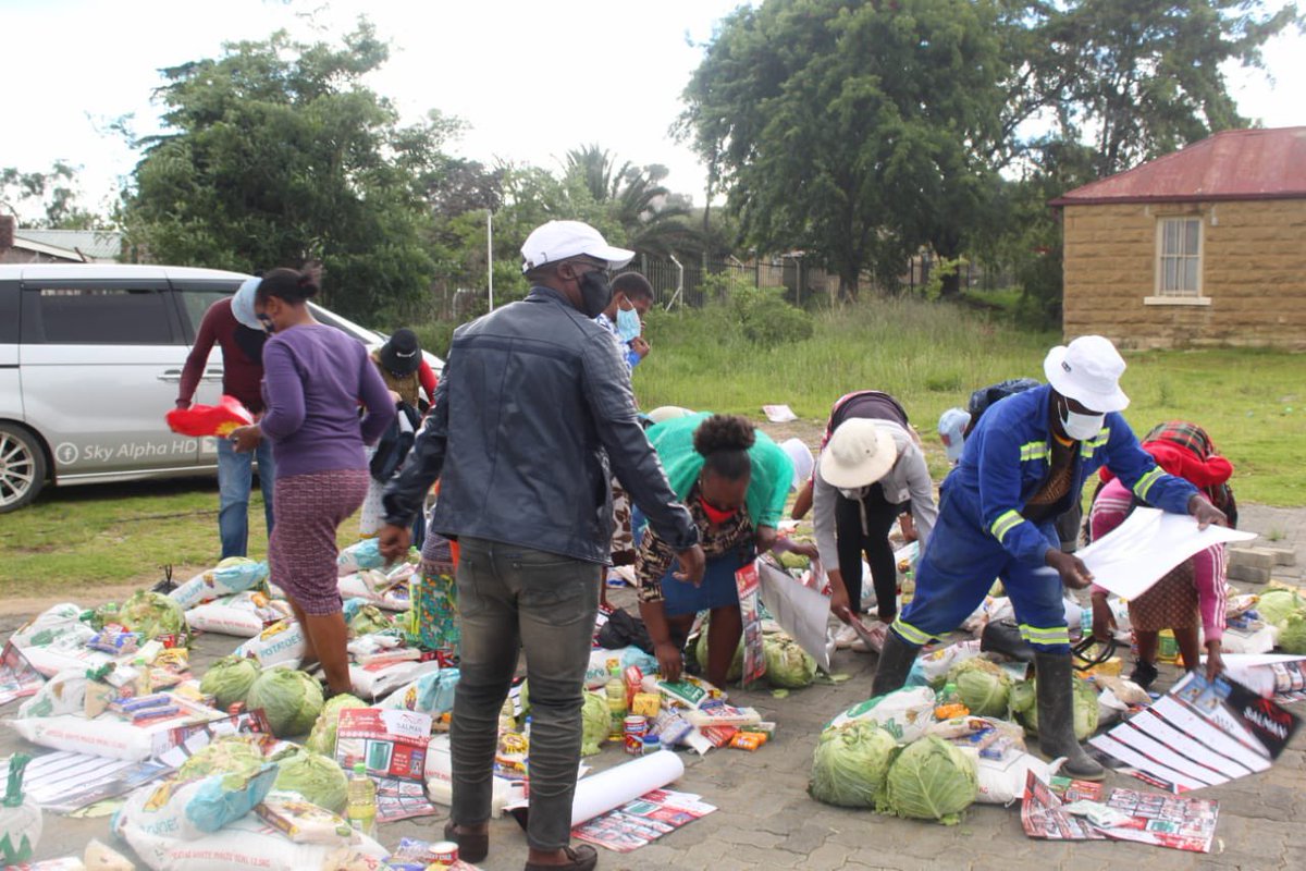 SkyAlpha_HD's tweet image. We successfully donated food parcels to some residents of Mafeteng. Thanks to all who contributed, more especially Builders City, the Ministry of Social Development &amp;amp; District Administrator for Mafeteng. It really was a good day. 

#givingholidayspirit #skyalphahd #festive
