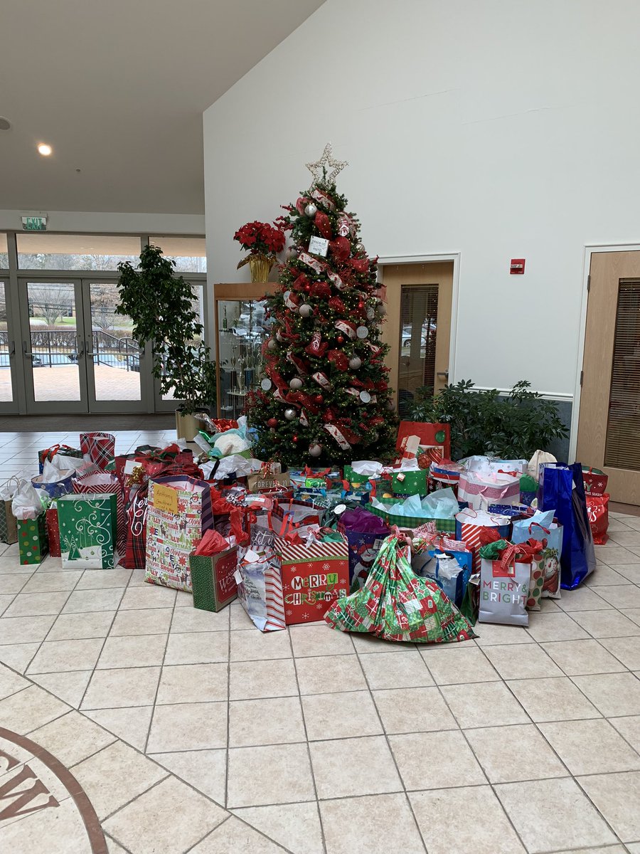 MBrentPrincipal's tweet photo. So overwhelmed by the outpouring of love and generosity from my  church family toward my middle schoolers of Margaret Brent Elementary Middle. @MargaretBrent53 @BaltCitySchools https://t.co/qUBkTWMKeG