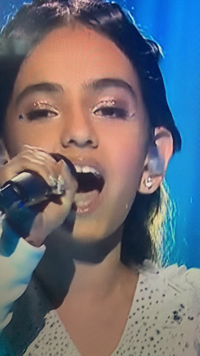 preguntoooo's tweet photo. El trozo fiso que le han puesto a la mari en la oreja #EurovisionJuniorRTVE https://t.co/n0kBARgt4A