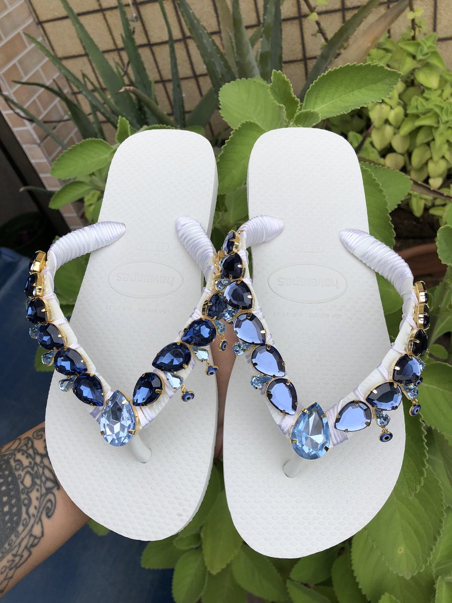 af260420000's tweet photo. Boa tarde meninas,passando pra avisar que AMANHÃ tem modelos novos,lembrando que eu não pedi peça repetida,somente 1 de cada!! Então se você tem interesse,fiquem ligadinhas no Instagram @chinelos_decorados22 e fiquem por dentro das novidades✨💗 Rt Rt Rt ( Dri chinelos decorados) https://t.co/kiKey2mAq2