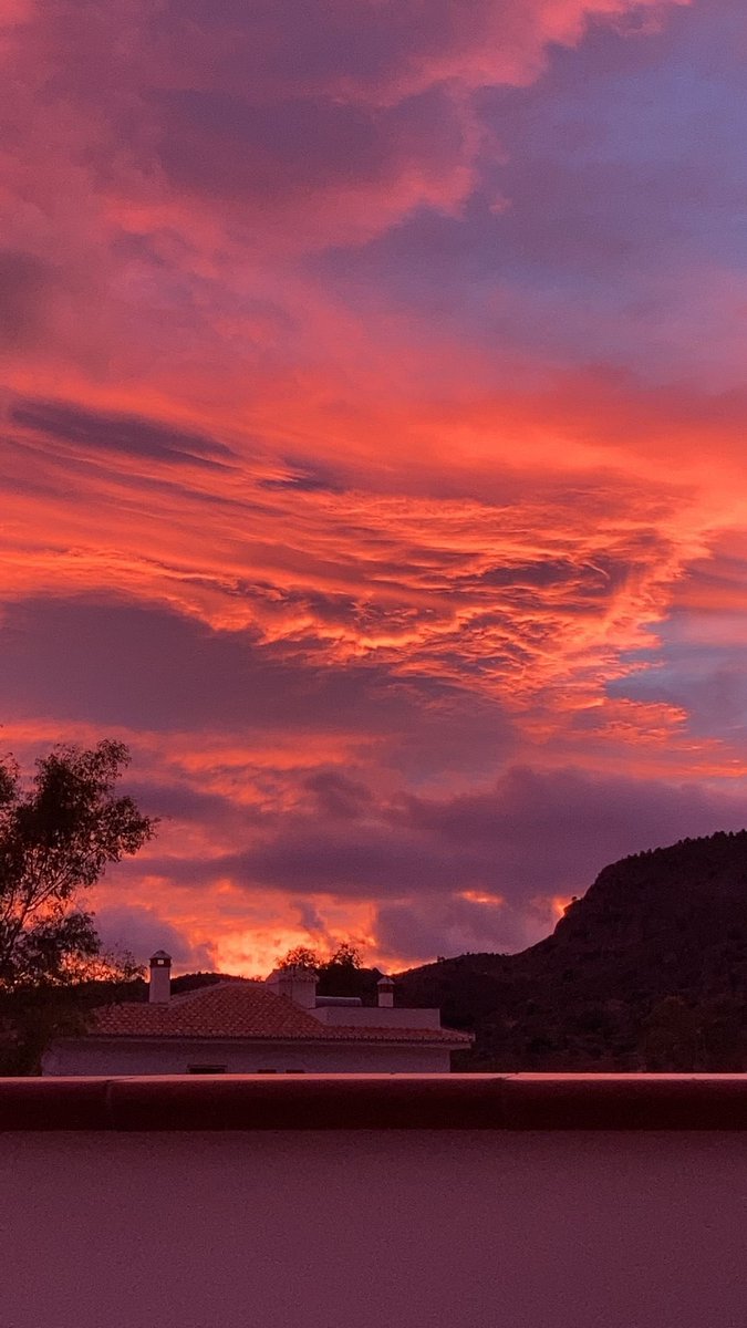 opacarofilia_'s tweet photo. estaria todo el dia mirando el cielo https://t.co/HlYTPRF1rn