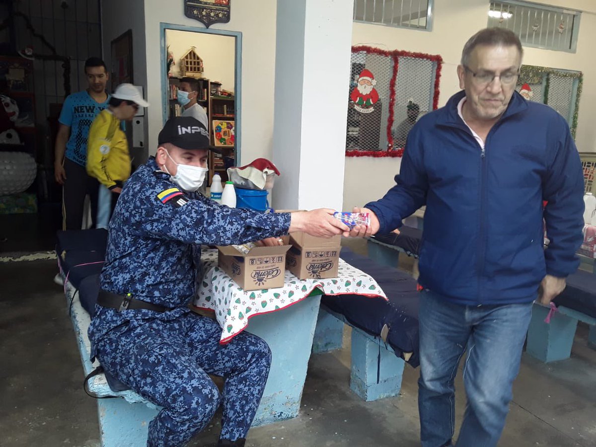 horaciobusta's tweet photo. Entregamos jugos naturales en caja a toda la población reclusa de la cárcel de la Manizales. Agradecemos a #celema por vincularse a las actividades decembrinas preparadas este año . @INPEC_Colombia @INPEC_Colombia @MinjusticiaCo https://t.co/L13chXm4vb