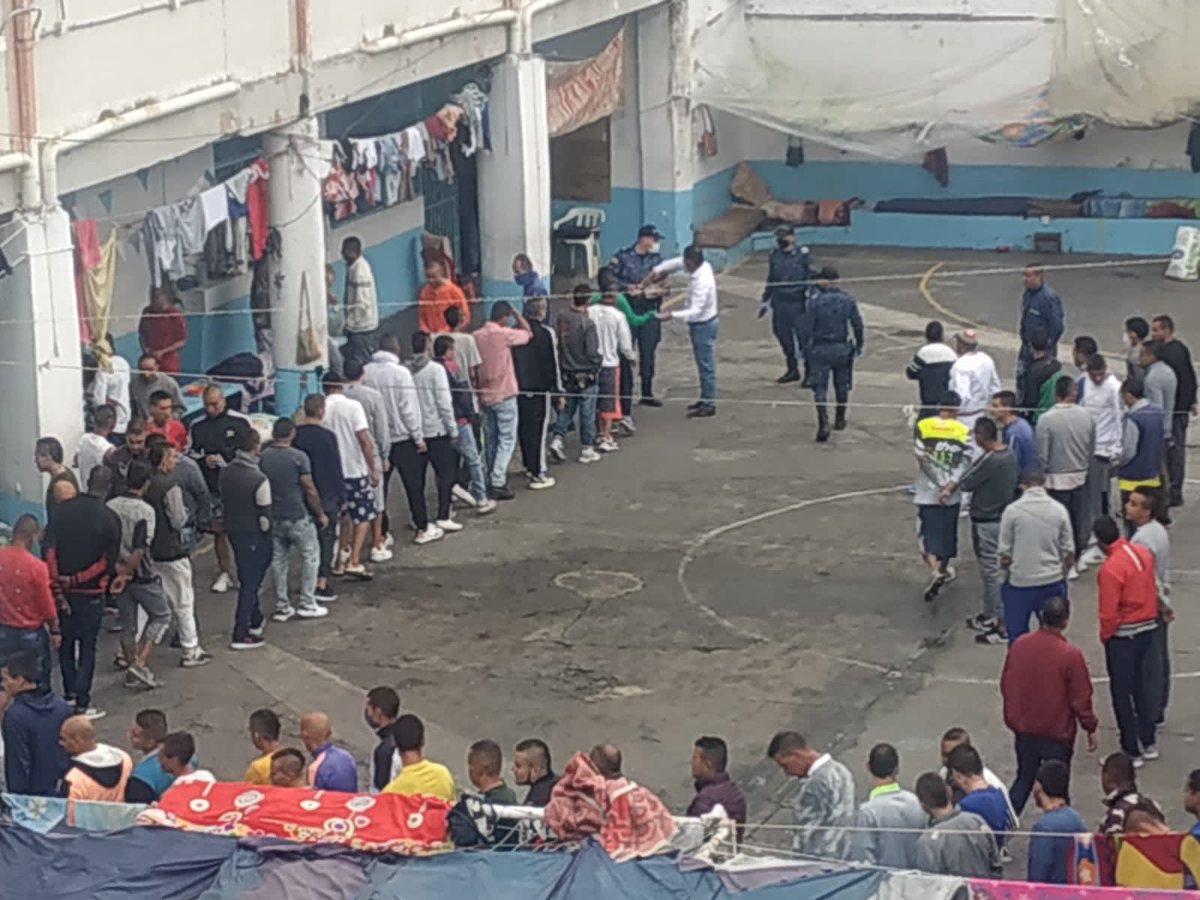 horaciobusta's tweet photo. Entregamos jugos naturales en caja a toda la población reclusa de la cárcel de la Manizales. Agradecemos a #celema por vincularse a las actividades decembrinas preparadas este año . @INPEC_Colombia @INPEC_Colombia @MinjusticiaCo https://t.co/L13chXm4vb