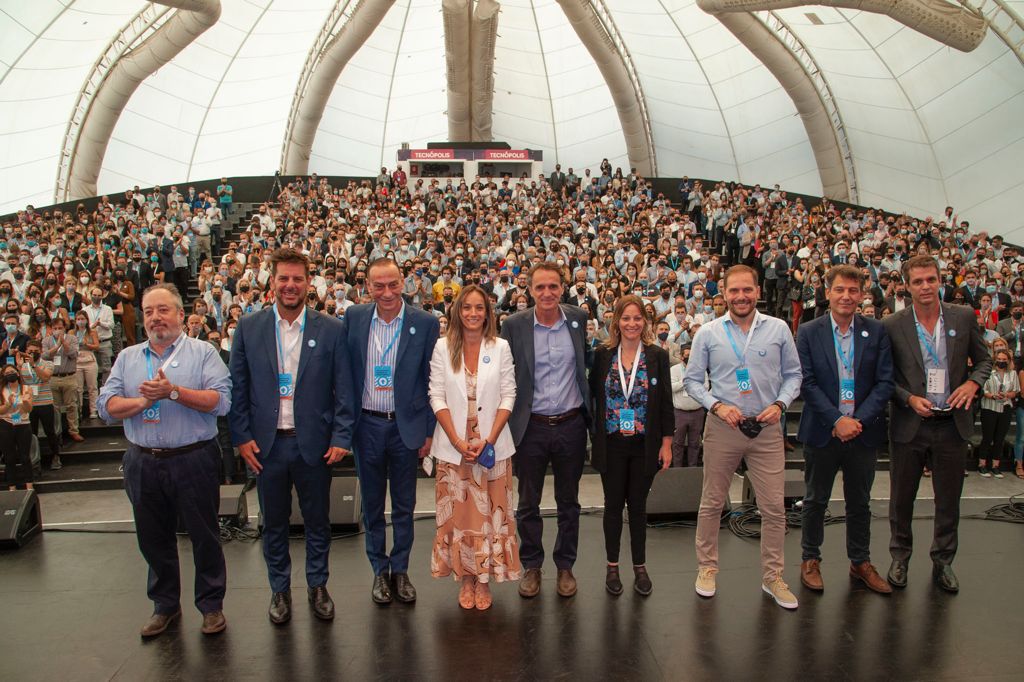 Ale05439489's tweet photo. Con ORGULLO participamos en el Encuentro de Trabajo e Intercambio del Ministerio @ObrasPublicasAR, junto a nuestro Administrador Gustavo Arrieta y compañeras y compañeros de Vialidad Nacional. ¡Una Patria para Todas y Todos!
#ReconstruccionArgentina
#VialidadNacional https://t.co/sNPrxsvHGr
