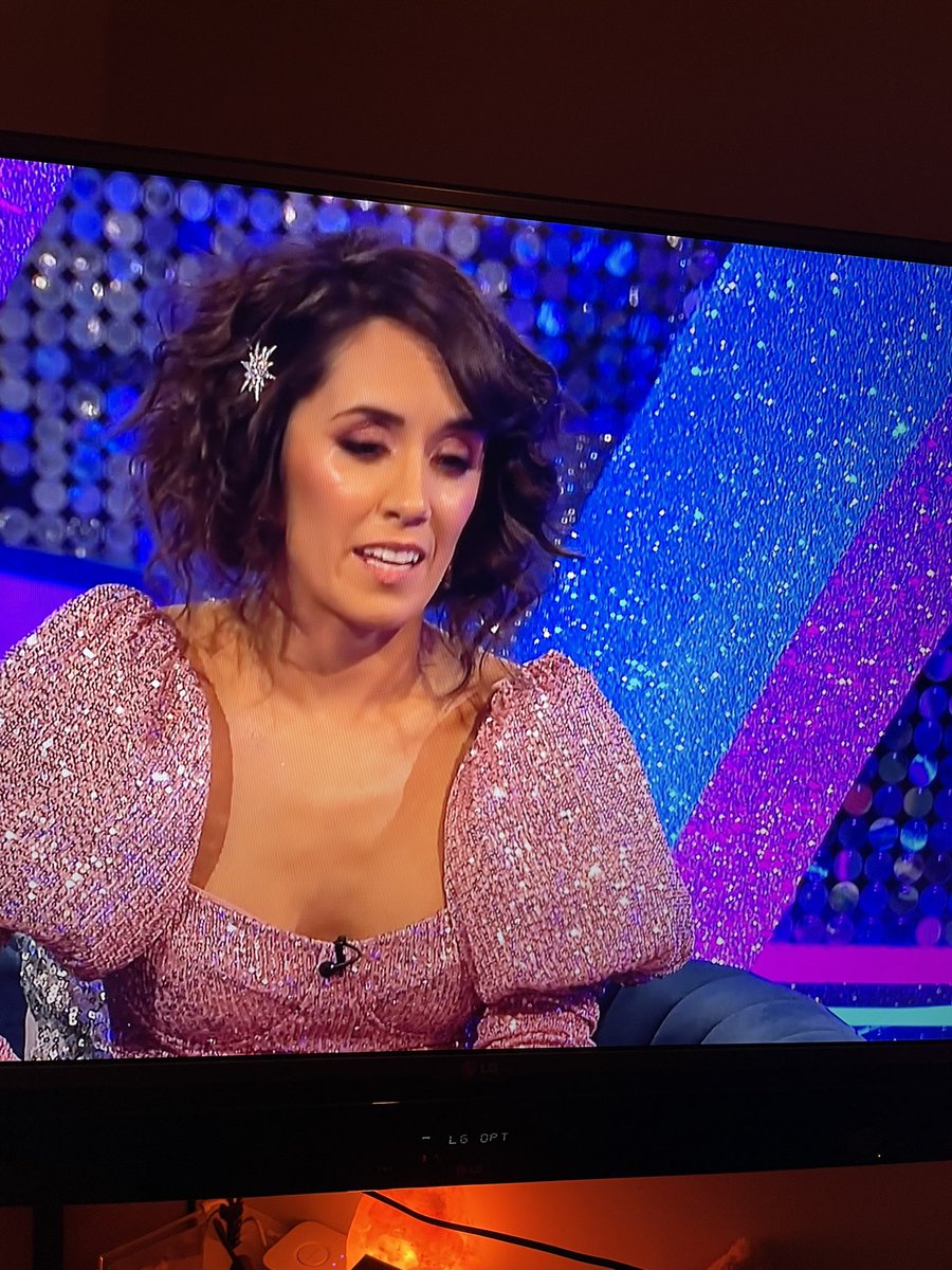 nomediganrosita's tweet photo. Sale esta presentadora en la tv y mi alma latinoamericana ve a la Chimoltrufia arreglada para irse de fiesta. https://t.co/5plyAwwcvs