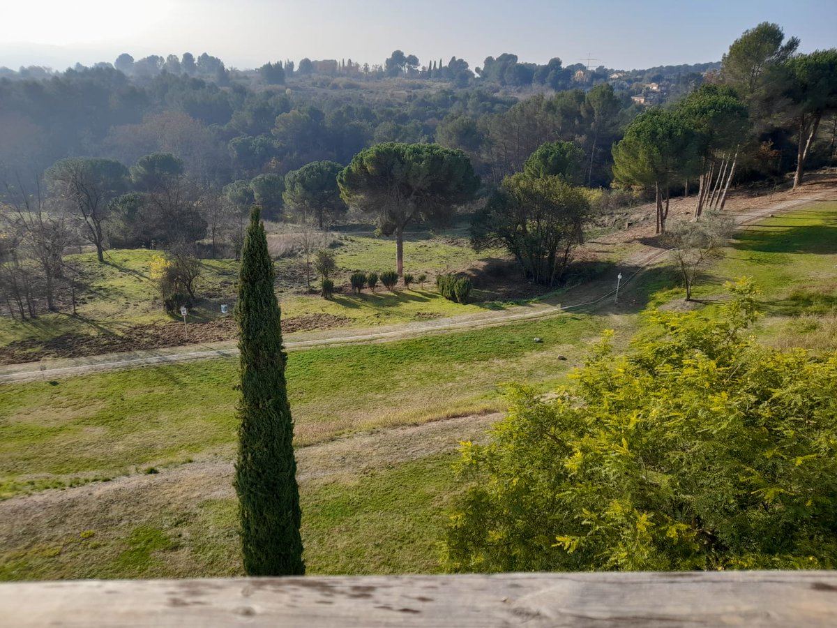 MartiBoada's tweet image. Ahir vaig dir el darrer adéu al finestral de Bellaterra. Em va acompanyar l'amic del cor, en Joan Agustí...

La darrera mirada, m'evoca diafanament la visió del poeta fi de nas, en Pere Quart...

🔗instagram.com/p/CXqCiX8ItB_/…