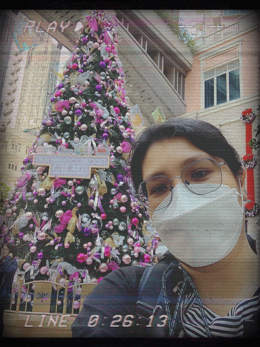 tinnimak's tweet photo. 之前在灣仔上堂，午飯後與同學到利東街散步，剛好見到有顆很大很美的聖誕樹，立即舉機自拍一張留念⋯順便預祝各位聖誕快樂🎄🎊🥂 https://t.co/cAQ5lELIRj