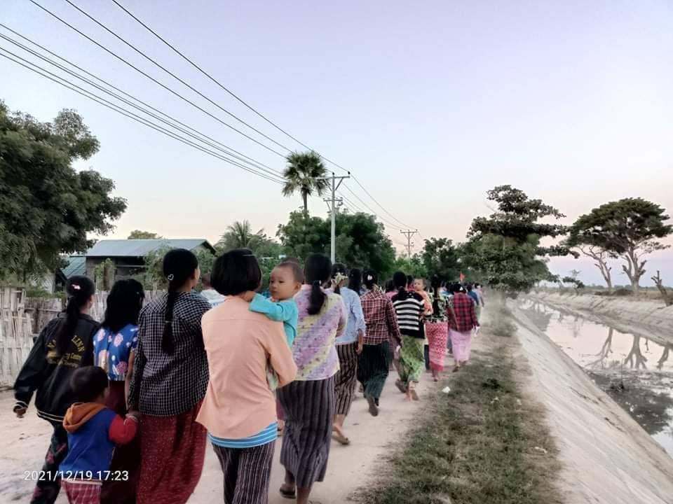 2021Revtweets's tweet photo. Protest against military dictatorship by residents including elderly and children from a village from Depayin Township
#StopFundingCrimesAgainstHumanity #WhatsHappeningInMyanmar #Dec19Coup https://t.co/IOQTF8JeX1