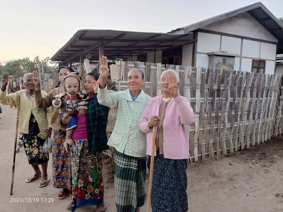 2021Revtweets's tweet photo. Protest against military dictatorship by residents including elderly and children from a village from Depayin Township
#StopFundingCrimesAgainstHumanity #WhatsHappeningInMyanmar #Dec19Coup https://t.co/IOQTF8JeX1