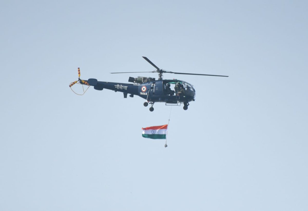 PIB_Panaji's tweet image. पंतप्रधान @narendramodi यांनी आज मिरामार, पणजी येथे  #GoaLiberationDay निमित्त नाविक संचलन आणि हवाई कवायतीची पाहणी केली. 

राज्यपाल @psspillaigov आणि मुख्यमंत्री @DrPramodPSawant यांची याप्रसंगी उपस्थिती होती. 

#GoaAt60