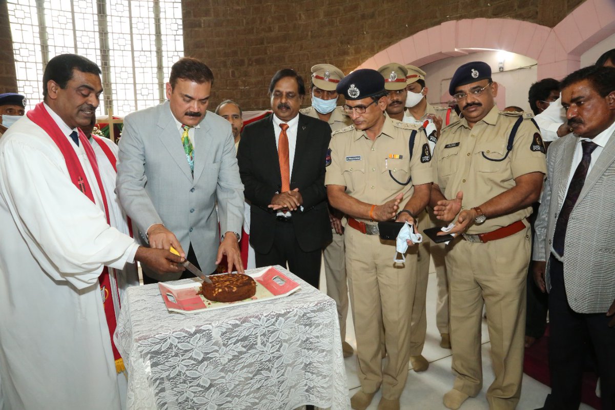 hydcitypolice's tweet photo. On (19th December 2021) Centenary Methodist Church, Chapel Road, Abids, felicitate some of the officers of Hyderabad city Police for their outstanding works, as a part of Christmas celebrations.https://t.co/rTyWjBhwgA https://t.co/MbVQSgzvLH
