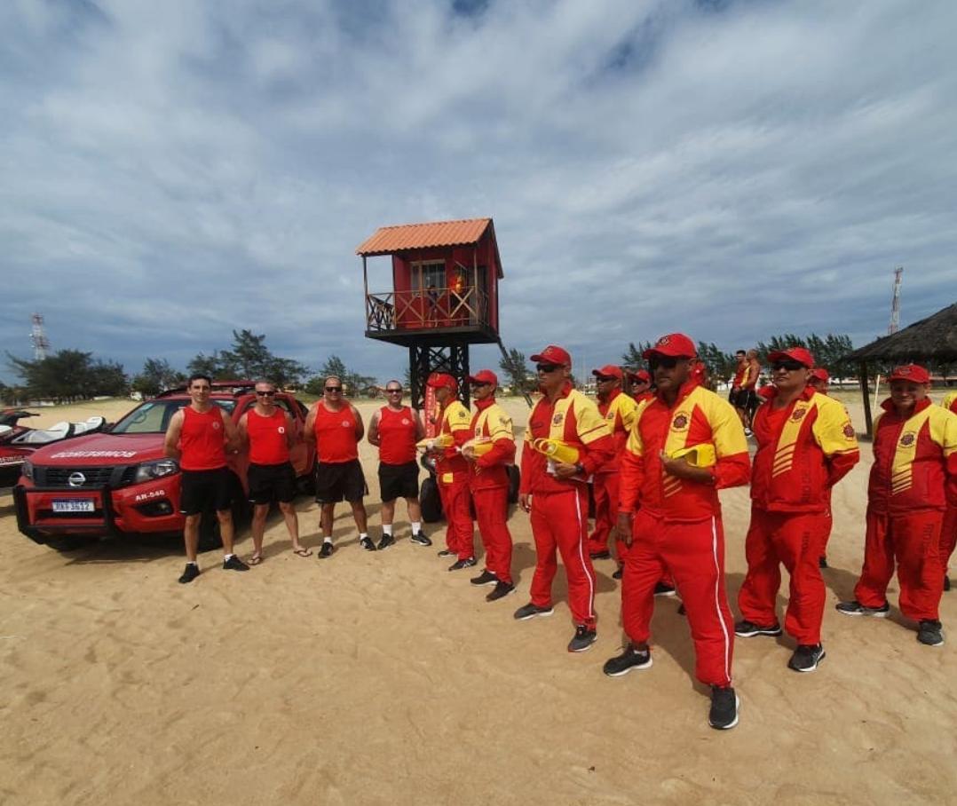 cbmerjoficial's tweet photo. Tudo pronto para o Verão 2022!
☀️⛱🛶🚤
📸@5gbm_cbmerjoficial
#GuardaVidas #DBM3/5 #Segurança #Prevenção #SalvamentoNoMar #HeróisDoMar #CBMERJ #BombeirosRJ https://t.co/B3HPI7Yfyk