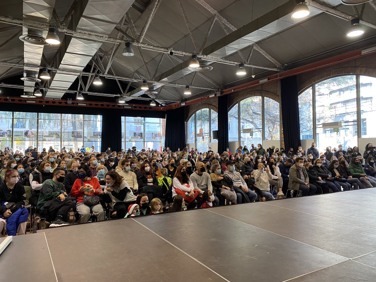 FedeHostafrancs's tweet photo. En marxa el Festival Solidari de la Urban Dance Factory, que dona inici a la campanya de recollida de joguines a @BCN_SantsMont gràcies a tot l’alumnat i professorat per la col•laboració https://t.co/W4PfMEpHuZ