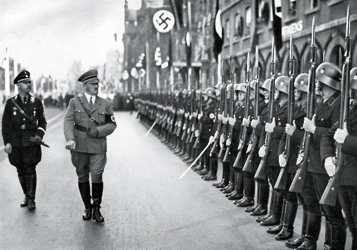CPCHistoryDept's tweet photo. 𝑻𝒐𝒅𝒂𝒚 𝒊𝒏 𝑯𝒊𝒔𝒕𝒐𝒓𝒚 - 𝟏𝟗𝒕𝒉 𝑫𝒆𝒄.

1941

Adolf Hitler assumes the position of commander in chief of the German army.

GCSE - Germany 
AS - Germany https://t.co/7aKGP0uN3W