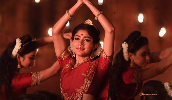 dinamalarcinema's tweet photo. ���ியாம்  சிங்க ராய் - சாய்பல்லவியின் மயக்கும் நடன பாடல் வெளியானது #ShyamSinghaRoy #Saipallavi #Video  https://t.co/MGdxB84F3f https://t.co/WM3h2fBbat