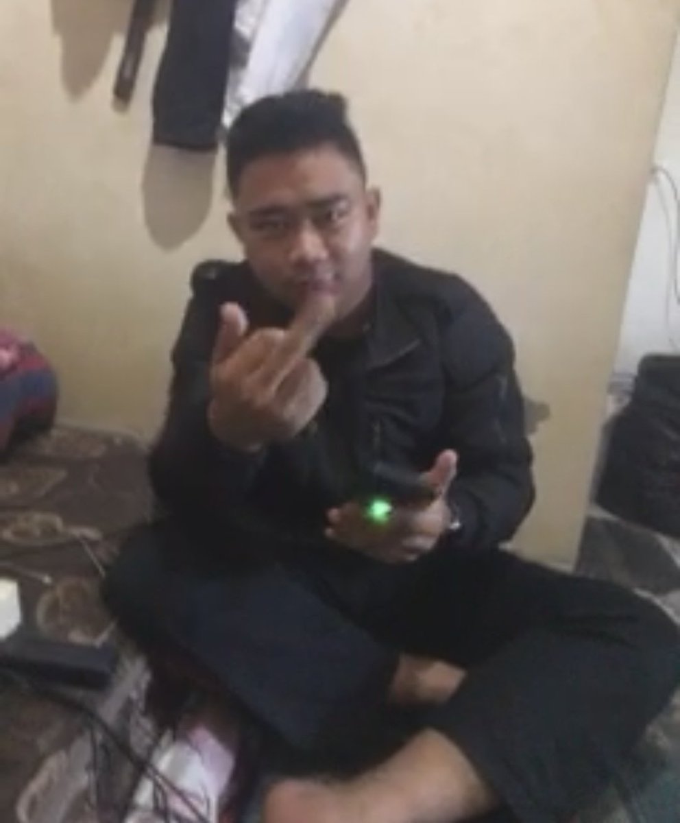 MeringCast's tweet photo. @pndumrdhka @arapentass @SweetOfShinta 🖕🏼🙂🤳🏻 https://t.co/mIjxNWFTni