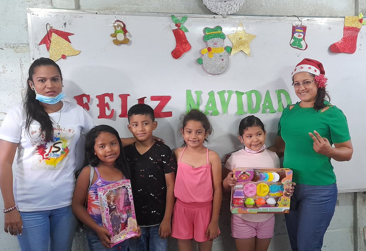 M5Juana's tweet photo. LA Uve Carlo Adán Salar del Distrito  6.1 Así se vivío la mañana del sábado 18 de Noviembre a  la entrega  juguete por sus por  profesores del centro gracias a nuestro buen gobierno comandante Daniel y ala compañera Rosario Murillo 
#DiciembreEnpazYVictoria 
@UnUt04 https://t.co/UFuonAaKOa