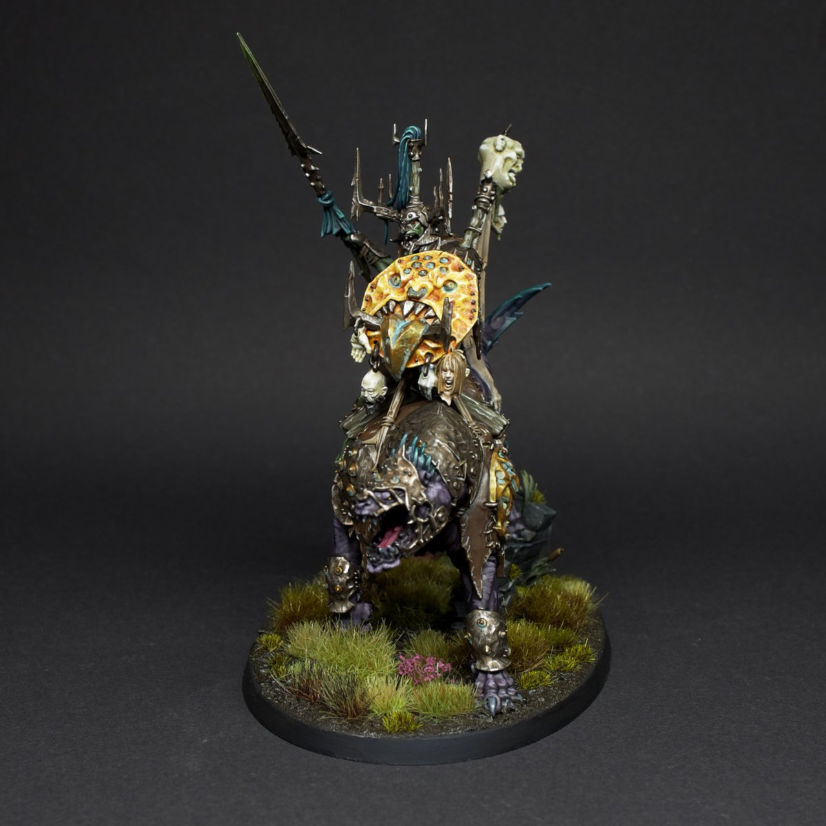 martin_paints's tweet photo. Killaboss on Great Gnashtoof! What a beast. The model is bigger in person that I had thought from the images I’ve seen.
#WarhammerCommunity #Kruleboyz #Killaboss https://t.co/hc3FDK4pWq