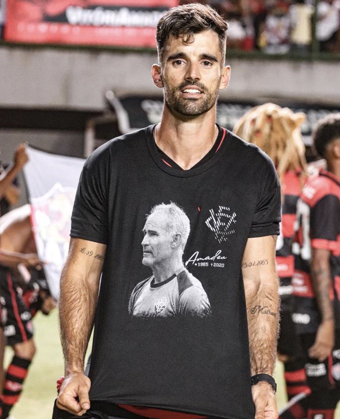 ECVitoria's tweet photo. Momento especial! Nosso técnico do sub-20, @ricardoamadeu, homenageou seu pai, o saudoso Carlos Amadeu. 

Você sempre fará parte da nossa história Amadeu! 🖤🏆

📸: @mmattafotografia https://t.co/fXcUnIuxT2