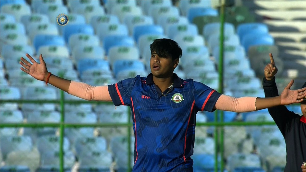 DO NOT MISS: Yash Thakur's match-winning 4/45 👏 👏 The pacer was the pick of the Vidarbha bowlers and guided his team to a victory over Tripura. 👍 👍 #VIDvTPA #PQF1 #VijayHazareTrophy Watch his 4⃣-wicket haul 🎥 🔽 bcci.tv/videos/158842/…