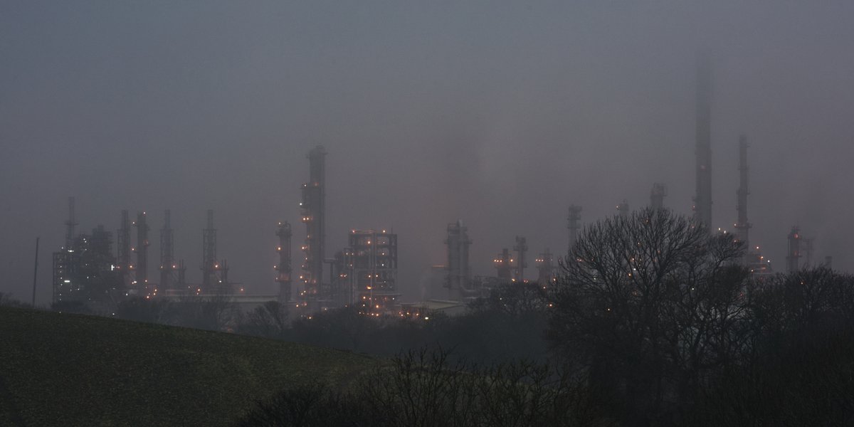 Grangemouth refinery in the haar. It always sounds like a massive bunsen burner up here. A favourite spot
#grangemouthrefinery #oilrefineries #industrialphotography #haar #bladerunner
