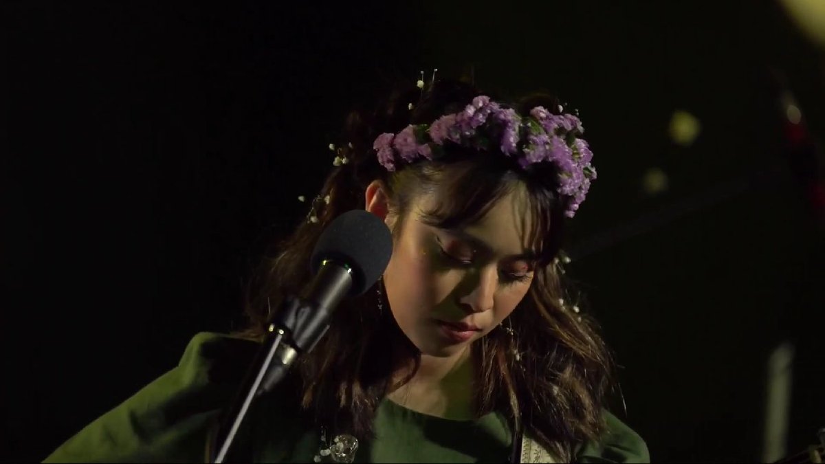 Bangtan_DRaRMy's tweet photo. Sharing here a collage & my favorite pic of @reeseypeasy during #TWSLive earlier. I've seen her live performances since 2017 but I still felt the great quality, heartwarming & awesome performance even in this online concert 💚⌛🦋🌻
Find my 😼 attracted to her beautiful voice 😍 https://t.co/bDsnZIVBlr