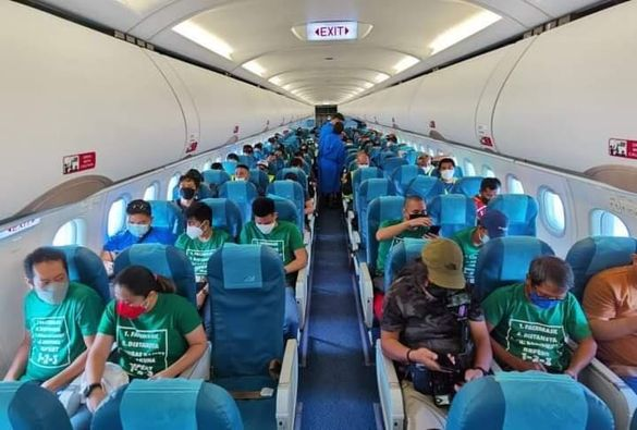 MrWinwineklabu's tweet photo. Sara Duterte is not yet VP but she acts much better compare to our current VP. The rescuers flew by plane so they could arrive quickly.

Meanwhile, VP leni rescuers and relief goods are still in the truck and have been driving for about 16 hrs.🤭🤭 https://t.co/VfjU1nYMCt