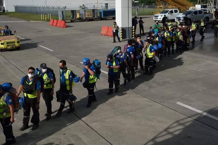 MrWinwineklabu's tweet photo. Sara Duterte is not yet VP but she acts much better compare to our current VP. The rescuers flew by plane so they could arrive quickly.

Meanwhile, VP leni rescuers and relief goods are still in the truck and have been driving for about 16 hrs.🤭🤭 https://t.co/VfjU1nYMCt