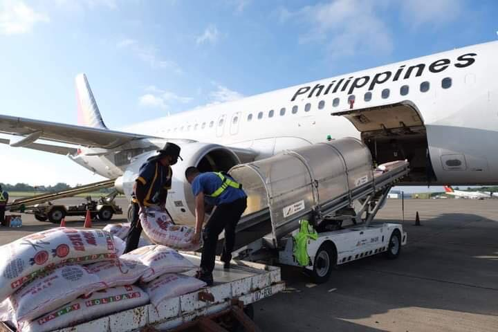 MrWinwineklabu's tweet photo. Sara Duterte is not yet VP but she acts much better compare to our current VP. The rescuers flew by plane so they could arrive quickly.

Meanwhile, VP leni rescuers and relief goods are still in the truck and have been driving for about 16 hrs.🤭🤭 https://t.co/VfjU1nYMCt