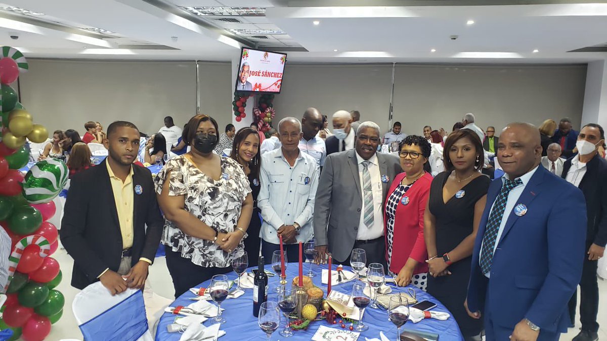 Estoyconsanchez's tweet photo. El Presidente de la Fundación José Sánchez, y precandidato a la presidencia del partido Revolucionario Moderno (PRM) por el MSDE), realizó una majestuosa fiesta Navideña en el Salón de eventos de la cooperativa de maestros (Coopnama). Para agasajar a todos sus miembros. https://t.co/32z9k6Qrhz