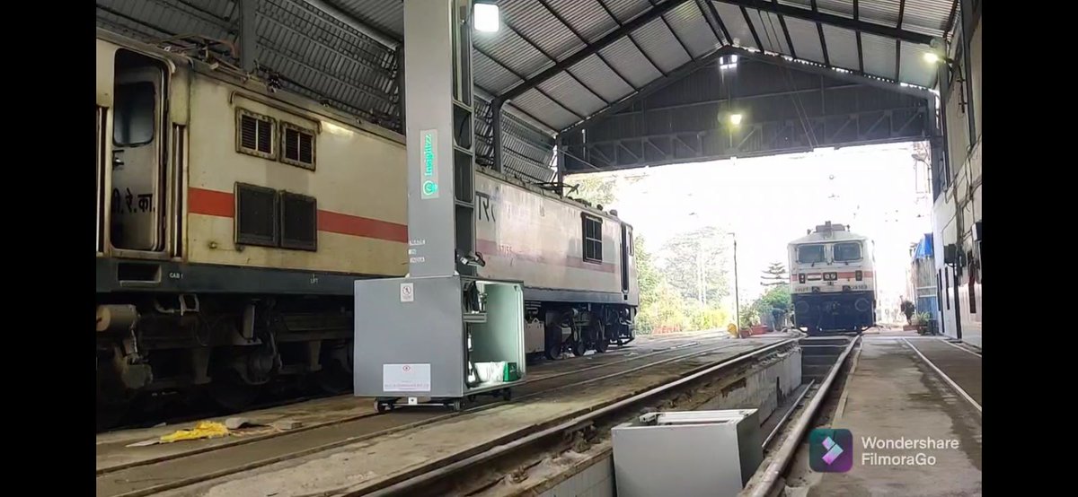 RailMinIndia's tweet photo. An Artificial Intelligence based Loco inspection system is commissioned yesterday in Mumbai Division. 
It will provide comprehensive inspection of loco, the sides, underframe &amp; the roof. It will save manpower and improve effective loco outage. https://t.co/LEncEcybKH