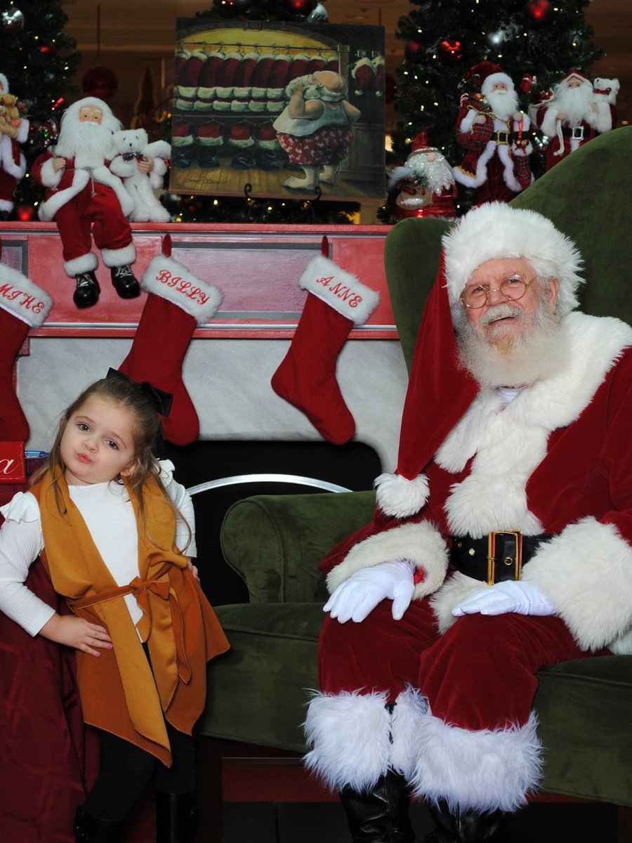 _samanthaljm's tweet photo. Did my Child like Santa this year, NO. Did Santa stop the sass coming out of said child, NO. Did she run and cry immediately after, YES 😅 #MerryGrinchmas #MerryChristmas https://t.co/X1izgj2yCA