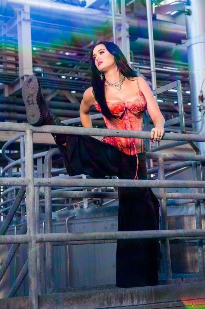 Katy Perry FG-P-zNWQAAx4NP?format=jpg&name=medium