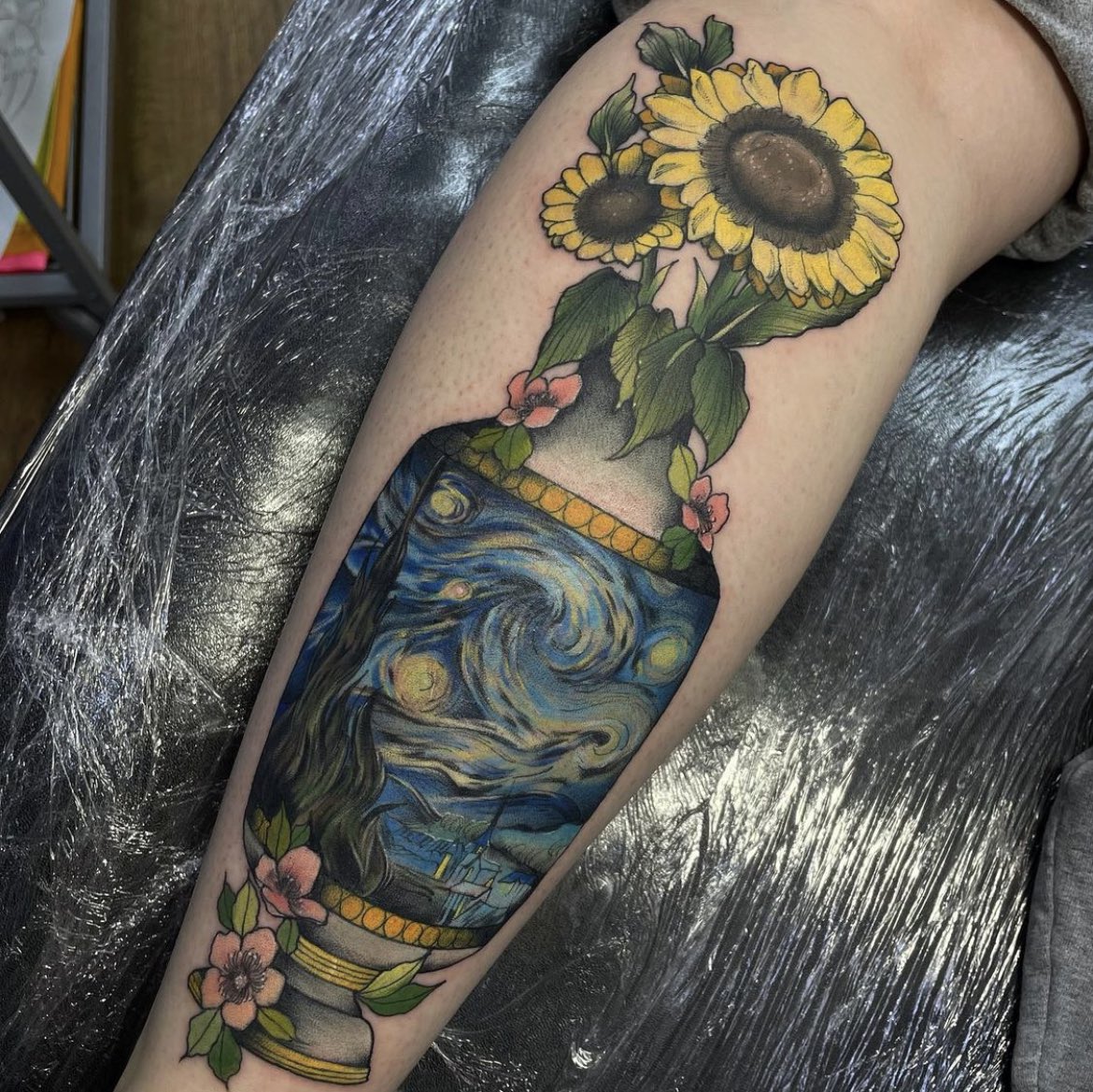 alexlatattoos's tweet photo. December 2020  -> September 2021 

my first starry night-esque vase to my most recent 😭 https://t.co/X1T203LyFT