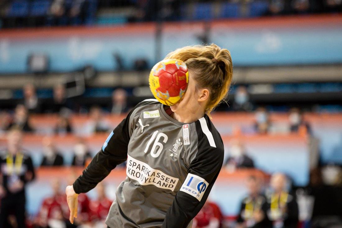 Althea Reinhard (Denemarken) krijgt bal tegen gezicht tijdens wk handbal (keeper)
