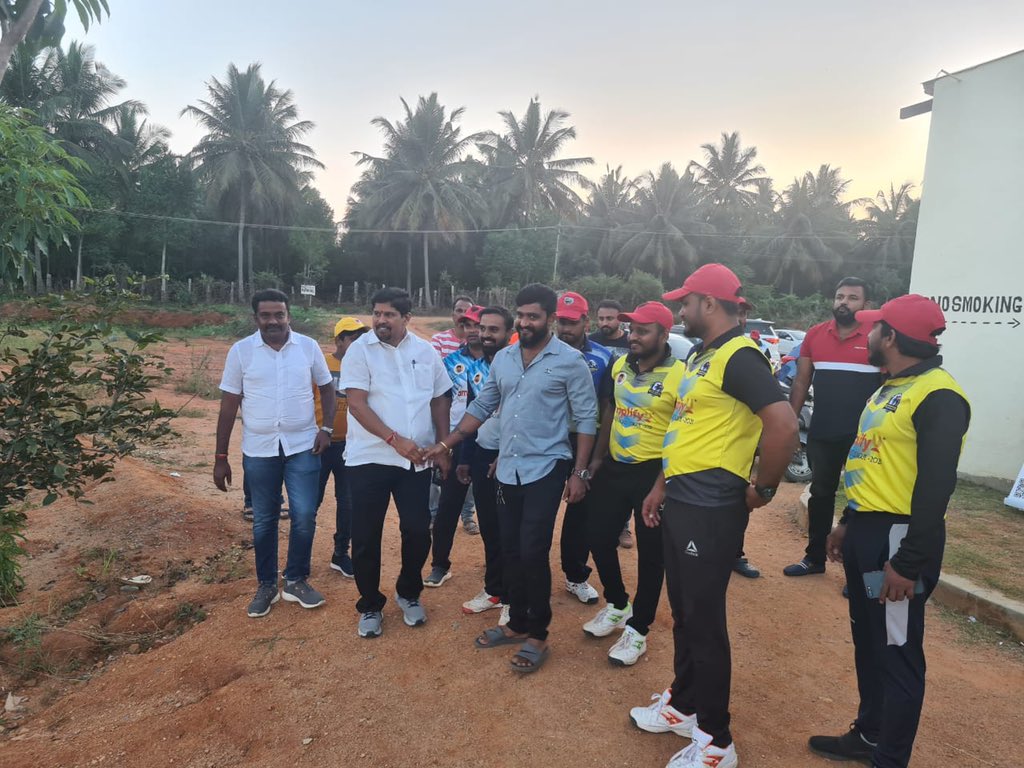 umeshshetty_bjp's tweet photo. ಅತ್ತಿಗುಪ್ಪೆಯ ಈಗಲ್ಸ್ ಕ್ರಿಕೆಟ್ ಲೀಗ್ ವತಿಯಿಂದ ಮರೆಯಾದ ಕ್ರೀಡಾಪಟುಗಳಾದ ಶ್ರೀ ವಿನೋದ್ ಮತ್ತು ಶ್ರೀ ಹೇಮಂತ್ ಕುಮಾರ್ ರವರ ಸ್ಮರಣೆಯಲ್ಲಿ ಆಯೋಜಿಸಿದ್ದ  ಈಗಲ್ಸ್ ಕ್ರಿಕೆಟ್ ಲೀಗ್ 2021ರ ಮುಖ್ಯ ಅತಿಥಿಯಾಗಿ ಭಾಗವಹಿಸಿ ಆಟಗಾರರನ್ನು ಪ್ರೋತ್ಸಾಹಿಸಲಾಯಿತು.

ಈ ಸಂದರ್ಭದಲ್ಲಿ ಚಲನಚಿತ್ರ ನಟ ಅರ್ಜುನ್ ಗೌಡರವರು ಉಪಸ್ಥಿತರಿದ್ದರು. https://t.co/QZyvzggr62