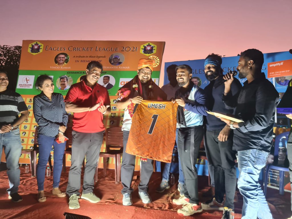 umeshshetty_bjp's tweet photo. ಅತ್ತಿಗುಪ್ಪೆಯ ಈಗಲ್ಸ್ ಕ್ರಿಕೆಟ್ ಲೀಗ್ ವತಿಯಿಂದ ಮರೆಯಾದ ಕ್ರೀಡಾಪಟುಗಳಾದ ಶ್ರೀ ವಿನೋದ್ ಮತ್ತು ಶ್ರೀ ಹೇಮಂತ್ ಕುಮಾರ್ ರವರ ಸ್ಮರಣೆಯಲ್ಲಿ ಆಯೋಜಿಸಿದ್ದ  ಈಗಲ್ಸ್ ಕ್ರಿಕೆಟ್ ಲೀಗ್ 2021ರ ಮುಖ್ಯ ಅತಿಥಿಯಾಗಿ ಭಾಗವಹಿಸಿ ಆಟಗಾರರನ್ನು ಪ್ರೋತ್ಸಾಹಿಸಲಾಯಿತು.

ಈ ಸಂದರ್ಭದಲ್ಲಿ ಚಲನಚಿತ್ರ ನಟ ಅರ್ಜುನ್ ಗೌಡರವರು ಉಪಸ್ಥಿತರಿದ್ದರು. https://t.co/QZyvzggr62