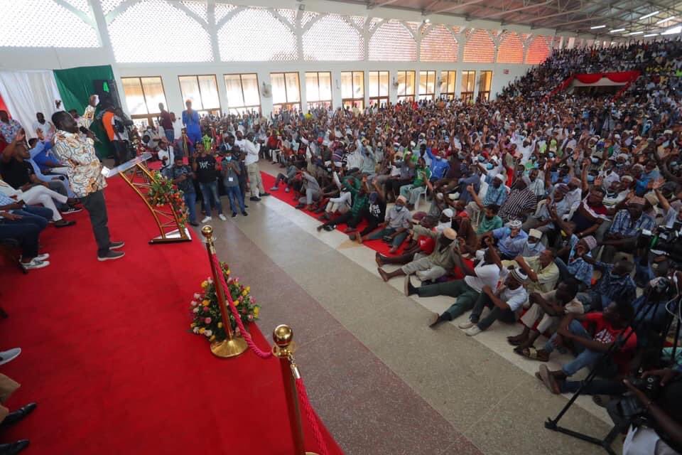 RailaOdinga's tweet photo. Tumepiga gumzo poa na Wazee kutoka maeneo yote ya Mombasa. 

Ujumbe ni moja, Azimio Movement. 

#OneLove #Inawezekana https://t.co/szO2N704Bc