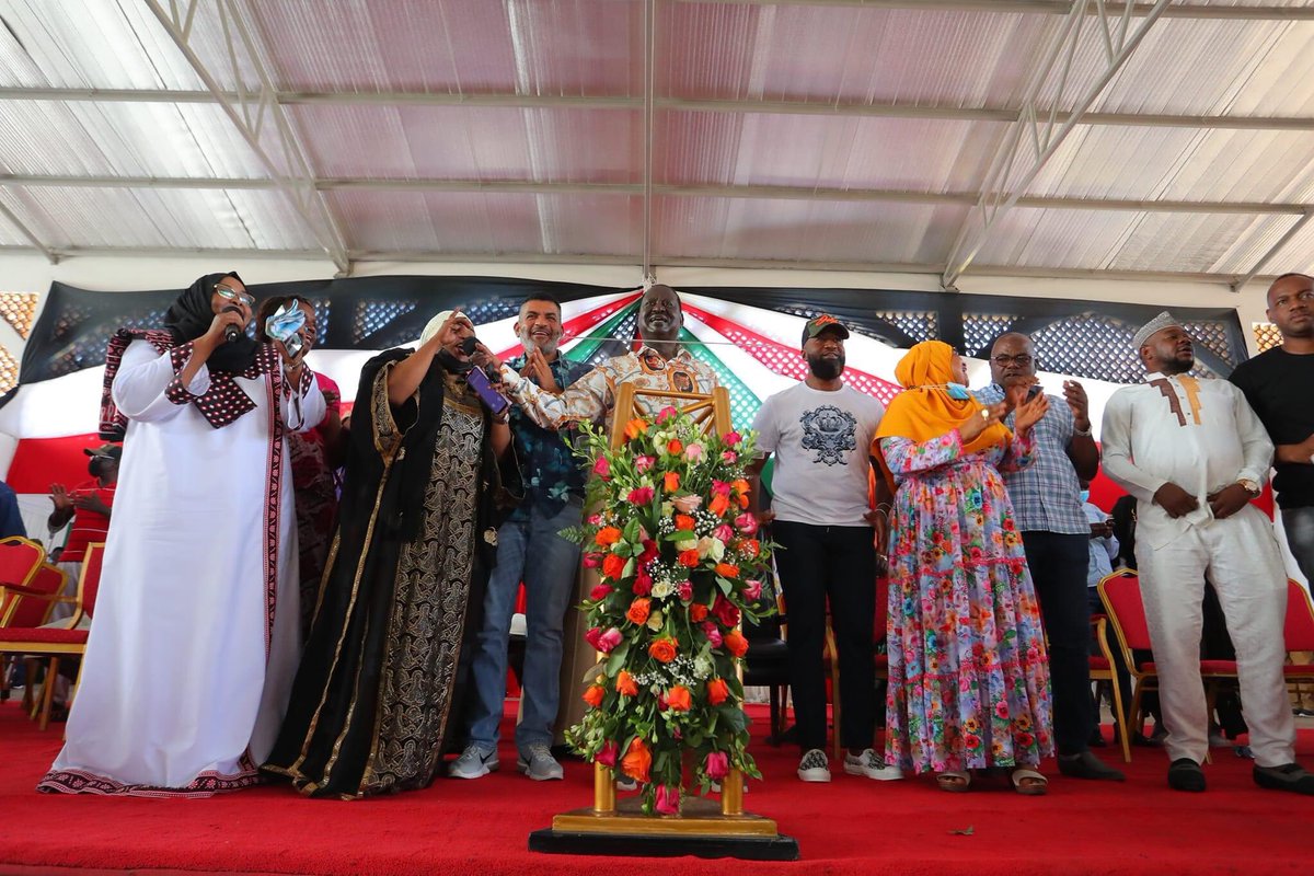 RailaOdinga's tweet photo. Tumepiga gumzo poa na Wazee kutoka maeneo yote ya Mombasa. 

Ujumbe ni moja, Azimio Movement. 

#OneLove #Inawezekana https://t.co/szO2N704Bc