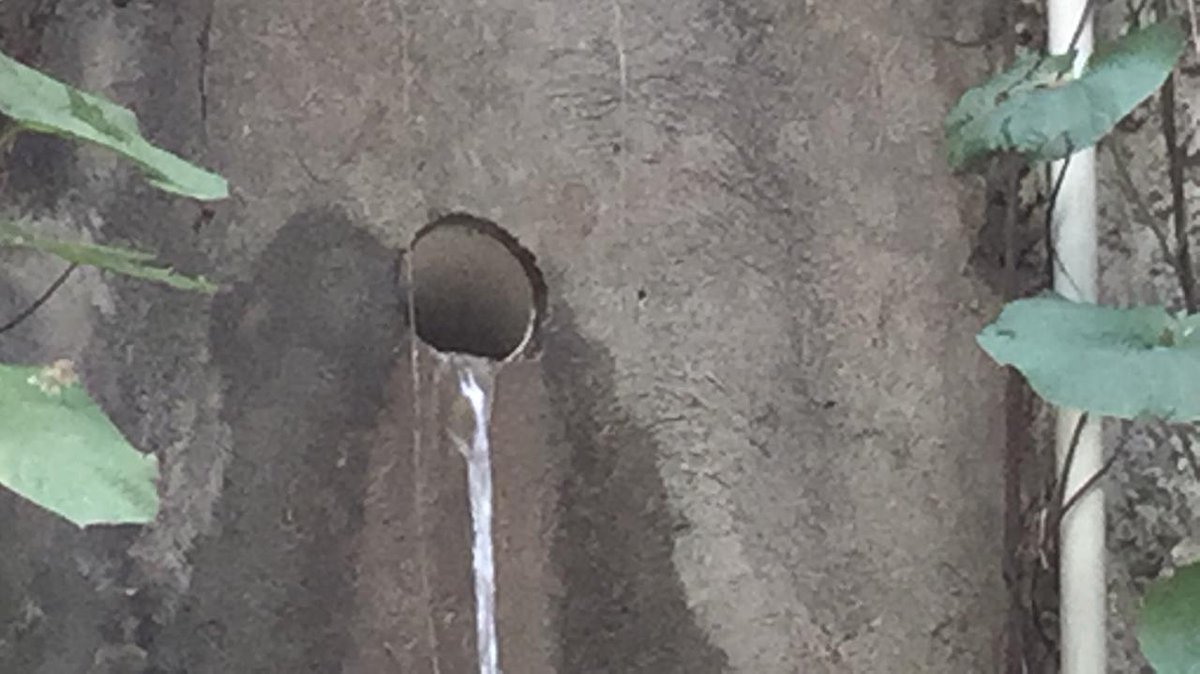 imieses's tweet photo. Esperamos a los eficientes técnicos de la @caasdrd  para resolver esta avería que nos tiene preocupados a los vecinos del sector.  Reporte número 69604. https://t.co/wfdWei6tOO